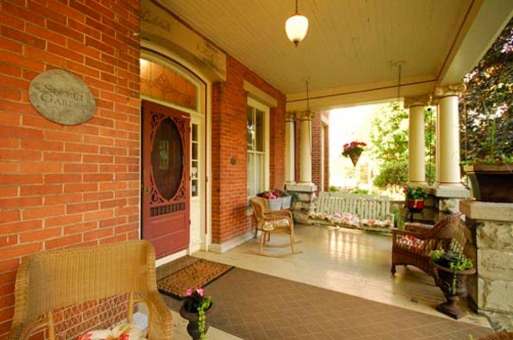 The Secret Garden Inn Kingston Eksteriør billede